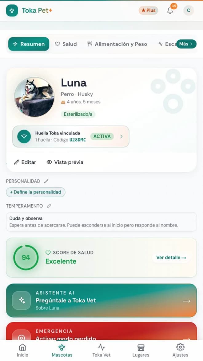 Ficha de Luna en la app: Huella Toka vinculada y activa, y Score de Salud 94