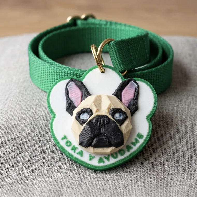 Huella Toka Bulldog Francés puesta en un collar